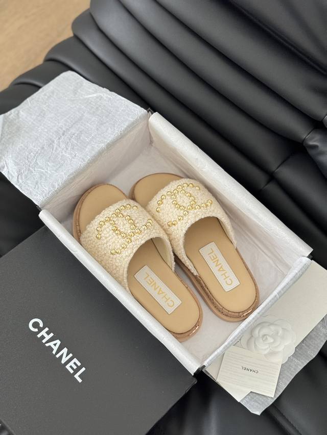 P布 Chanel 24C春夏新品双c拖鞋 拖鞋的狂热爱好者又来了 可以承包你一整个夏天的时髦 经典菱格双c元素设计 浓浓的中古典雅气息 搭配任何风格都很赞 增