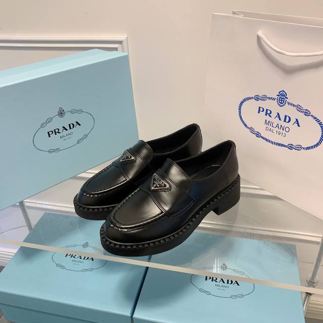 橙子出厂价 Prada 普拉达 经典三角标休闲乐福鞋 复古小皮鞋 上脚无敌好看简直万种搭配，随意穿搭拿捏的稳稳的，Hold的各种穿搭场合，简直就是夏天的灵魂绝配