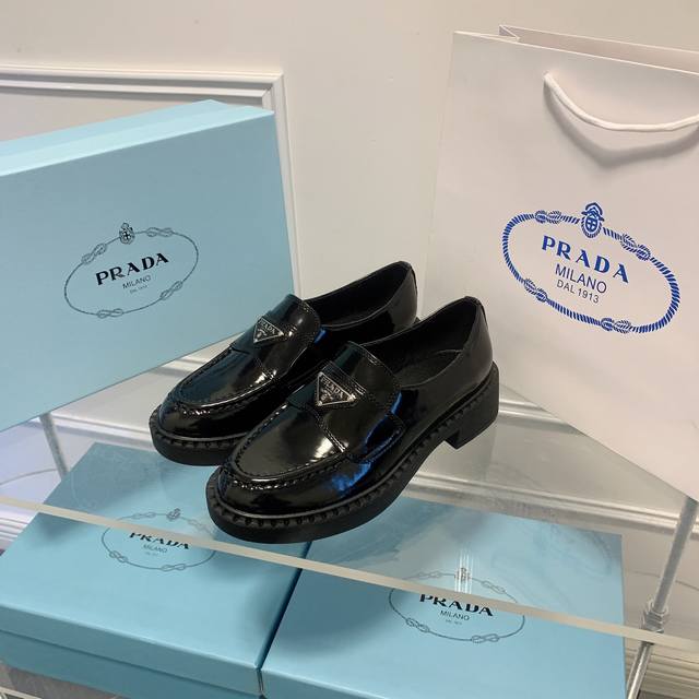 橙子出厂价 Prada 普拉达 经典三角标休闲乐福鞋 复古小皮鞋 上脚无敌好看简直万种搭配，随意穿搭拿捏的稳稳的，Hold的各种穿搭场合，简直就是夏天的灵魂绝配