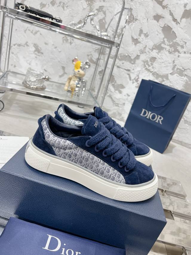 橙子出厂价 Dior 迪奥 B33运动鞋 低帮休闲板鞋 滑板鞋 情侣款 2024春季新款，全新演绎经典的网球鞋，时尚廓形突显厚重质感，采用黑色丝绸哑光牛皮精心制