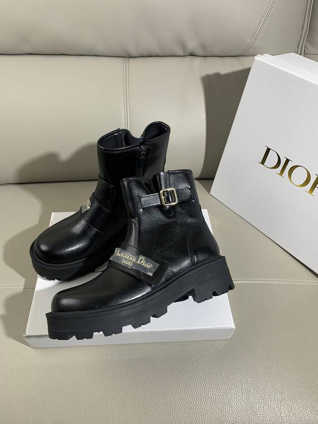 橙子出厂价 Dior 迪奥 2024秋冬新款短靴 马丁靴 走秀款套脚靴，超多明星网红种草，鞋面采用原版牛皮开边珠，原版定制靴筒，材质内里垫脚原版进口牛皮，意大利