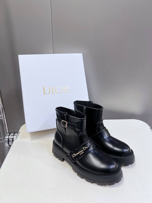 橙子出厂价 Dior 迪奥 2024秋冬新款短靴 马丁靴 机车靴 走秀款套脚靴，超多明星网红种草，鞋面采用原版牛皮开边珠，原版定制靴筒，材质内里垫脚原版进口牛皮