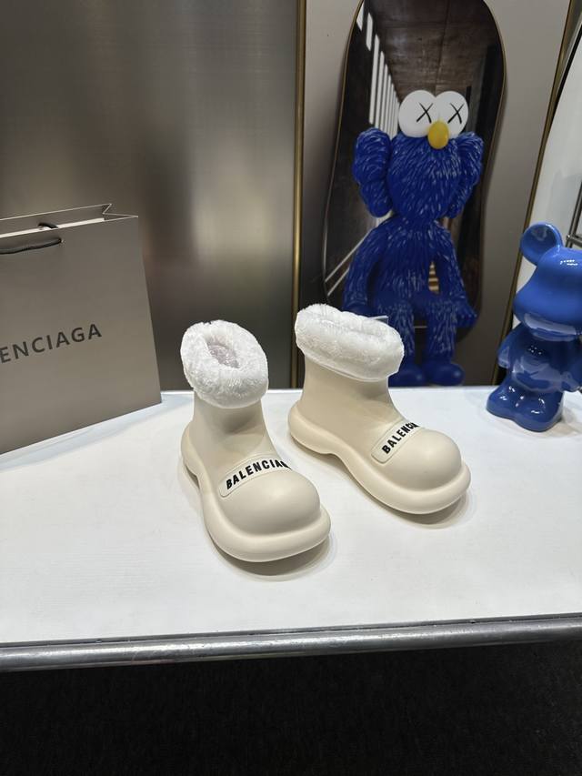 橙子出厂价 Balenciaga 巴黎世家 秋冬新款 娃娃头字母雨靴 大头短靴 这款平底在欧美街拍中出境率超高，Ins也是火了一把。 加绒 可拆卸 两穿 加绒不