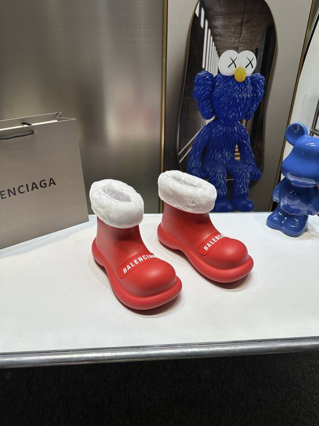 橙子出厂价 Balenciaga 巴黎世家 秋冬新款 娃娃头字母雨靴 大头短靴 这款平底在欧美街拍中出境率超高，Ins也是火了一把。 加绒 可拆卸 两穿 加绒不