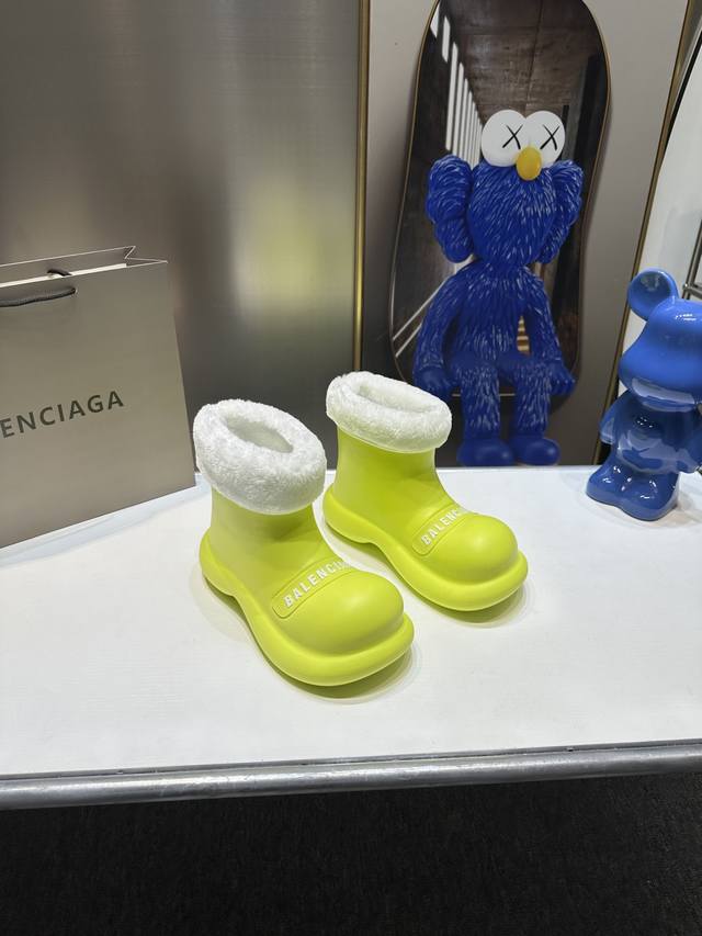 橙子出厂价 Balenciaga 巴黎世家 秋冬新款 娃娃头字母雨靴 大头短靴 这款平底在欧美街拍中出境率超高，Ins也是火了一把。 加绒 可拆卸 两穿 加绒不