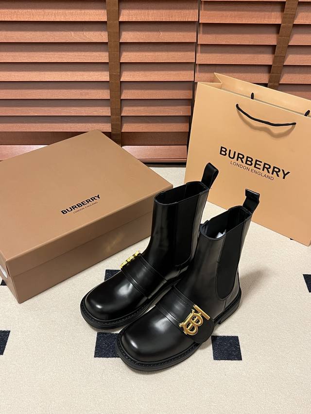 橙子出厂价 Burberry 巴宝莉 Tb字母金属扣切尔西靴 马丁靴短靴 延续一贯简约风格，随意穿都很有腔调，无敌百搭！鞋面进口牛皮鞋面特制五金扣内里柔软牛皮，