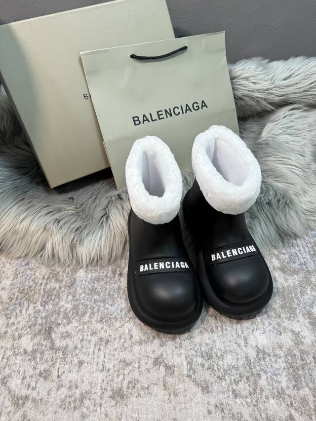 橙子出厂价 Balenciaga 巴黎世家 秋冬新款 娃娃头字母雨靴 大头短靴 这款平底在欧美街拍中出境率超高，Ins也是火了一把。 加绒 可拆卸 两穿 加绒不