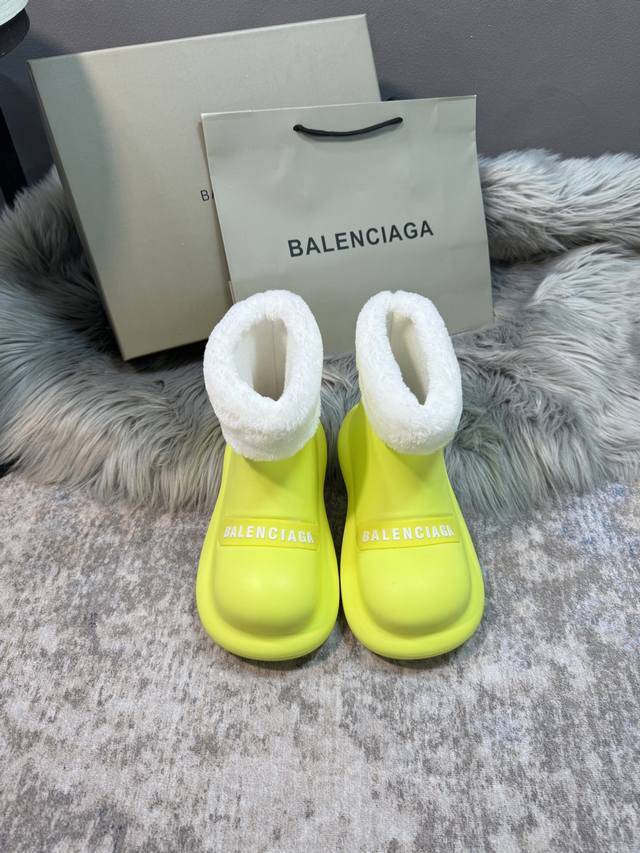 橙子出厂价 Balenciaga 巴黎世家 秋冬新款 娃娃头字母雨靴 大头短靴 这款平底在欧美街拍中出境率超高，Ins也是火了一把。 加绒 可拆卸 两穿 加绒不