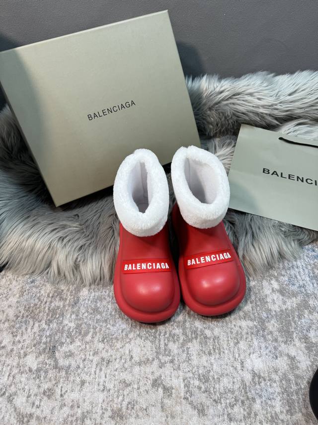 橙子出厂价 Balenciaga 巴黎世家 秋冬新款 娃娃头字母雨靴 大头短靴 这款平底在欧美街拍中出境率超高，Ins也是火了一把。 加绒 可拆卸 两穿 加绒不