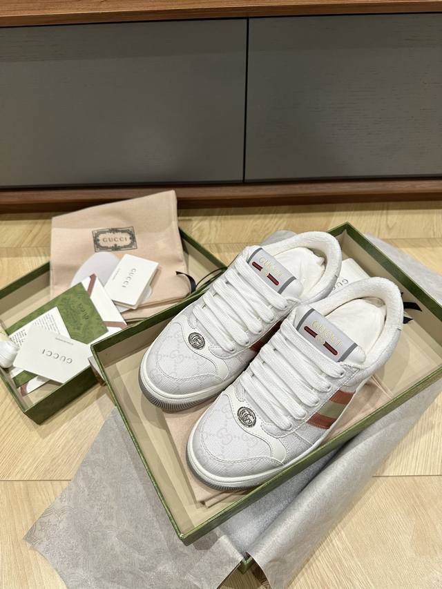 橙子出厂价 Gucci 古驰新配色 经典款小脏鞋 百搭休闲鞋板鞋 情侣款 原版购入 开发 Screener系列运动鞋 为庆祝兔年新春的到来，品牌呈现一系列色彩靓