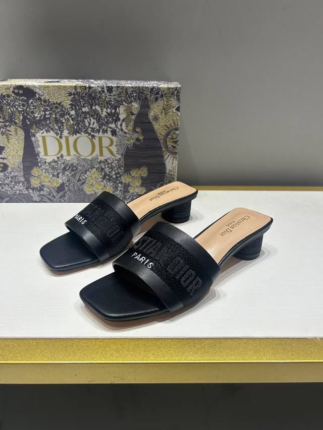 出厂： Dior 迪奥 2024夏季新款 刺绣字母水钻方头粗跟拖鞋 高跟凉拖 跟高：5Cm 码数：35-41