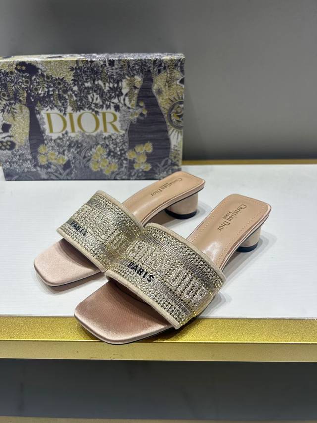 出厂： Dior 迪奥 2024夏季新款 刺绣字母水钻方头粗跟拖鞋 高跟凉拖 跟高：5Cm 码数：35-41