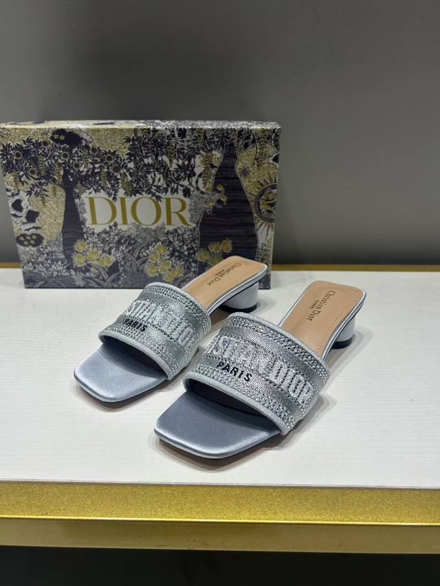 出厂： Dior 迪奥 2024夏季新款 刺绣字母水钻方头粗跟拖鞋 高跟凉拖 跟高：5Cm 码数：35-41