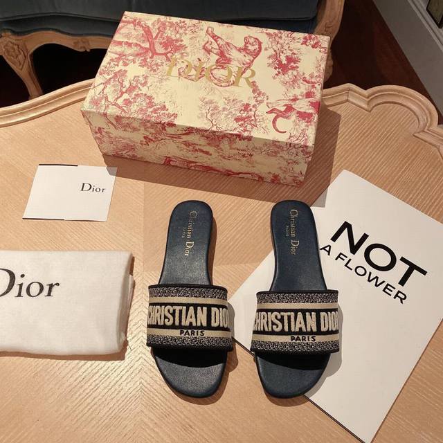 出厂： 粗跟 Dior 迪奥经典 春夏度假系列 刺绣平底拖鞋 跟高：平底、粗跟4.5Cm 码数：34-42