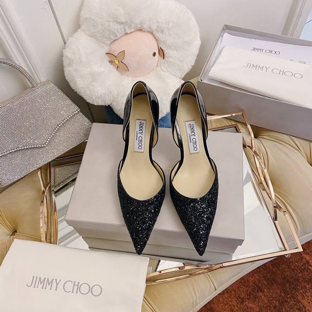 出厂： Jimmy Choo 一双能征服所有男士的高跟鞋好既穿百搭 年会必备单品bilng Bilng美得让无人法窒息 材质:特殊克里特拼接牛漆皮 内里羊皮 三