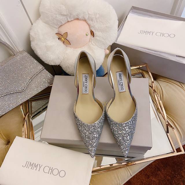 出厂： Jimmy Choo 一双能征服所有男士的高跟鞋好既穿百搭 年会必备单品bilng Bilng美得让无人法窒息 材质:特殊克里特拼接牛漆皮 内里羊皮 三