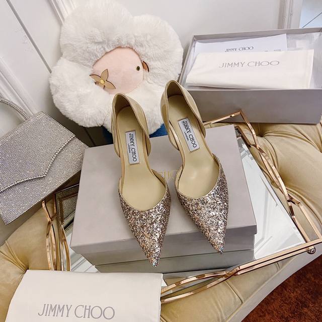 出厂： Jimmy Choo 一双能征服所有男士的高跟鞋好既穿百搭 年会必备单品bilng Bilng美得让无人法窒息 材质:特殊克里特拼接牛漆皮 内里羊皮 三