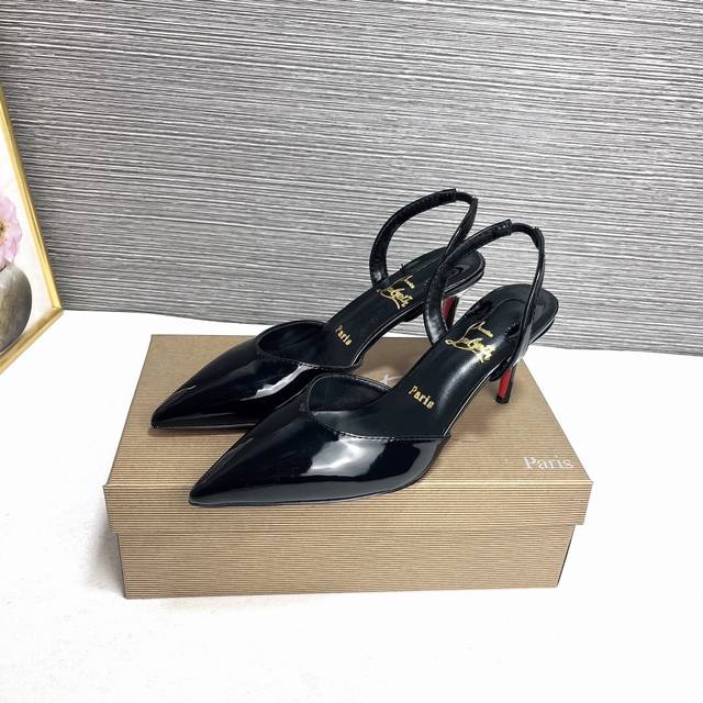 出厂： Christian Louboutin新款 Cl中空尖头高跟凉鞋 红底高跟鞋单鞋 跟高：8Cm 码数：34-42