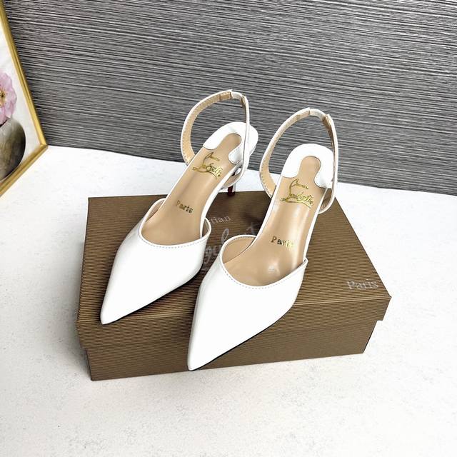 出厂： Christian Louboutin新款 Cl中空尖头高跟凉鞋 红底高跟鞋单鞋 跟高：8Cm 码数：34-42