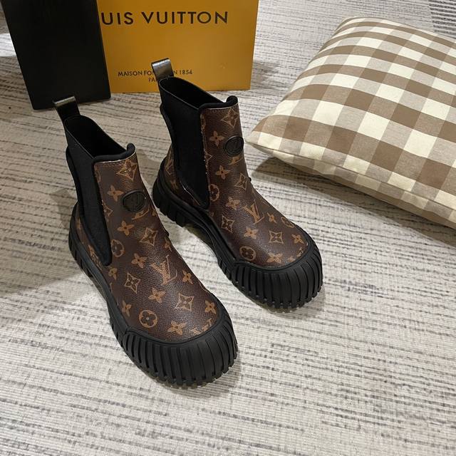 出厂： Louis Vuitton 路易威登2024顶级专柜 官网同步 独家首发 路易威登 Lv 贝壳头英伦短靴 马丁靴 小红书 热搜新款 时装周同款 原版开模