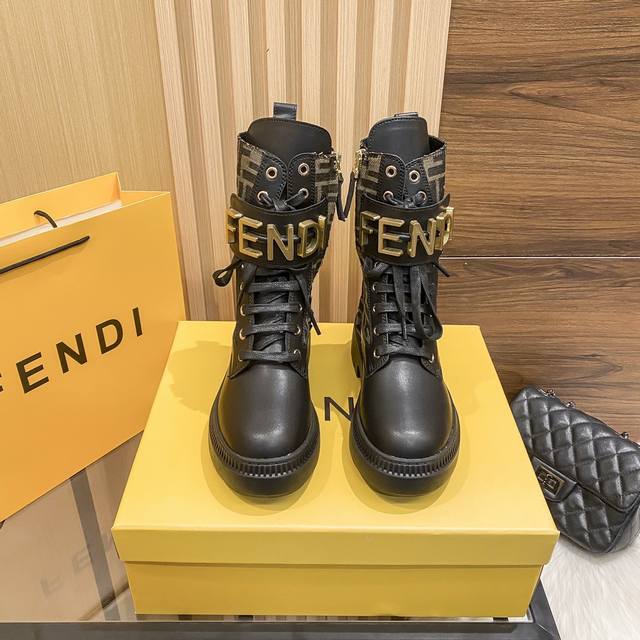 出厂： Fendi 芬迪 2024顶级专柜 官网同步 独家首发 芬迪 Graphy系列秋冬走秀款马丁靴 小红书推荐 秋冬马丁靴时尚 原版开模 代购版本 进口头层