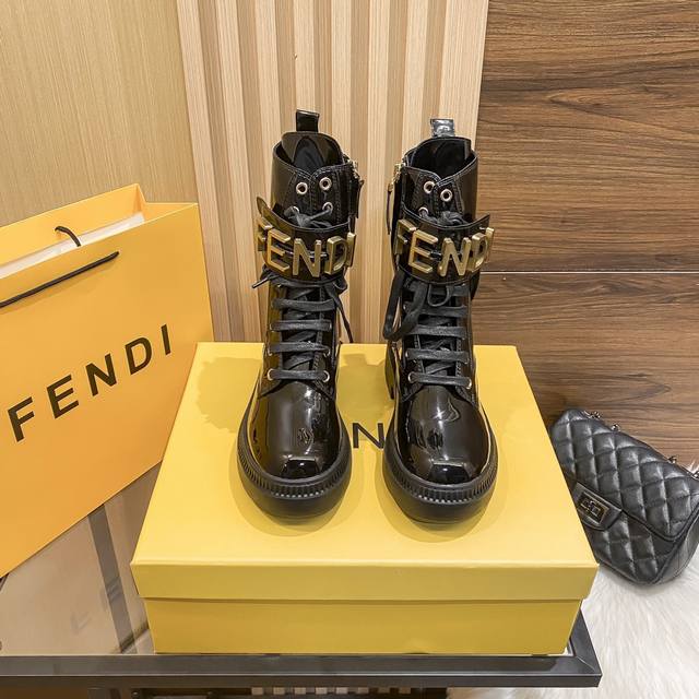 出厂： Fendi 芬迪 2024顶级专柜 官网同步 独家首发 芬迪 Graphy系列秋冬走秀款马丁靴 小红书推荐 秋冬马丁靴时尚 原版开模 代购版本 进口头层