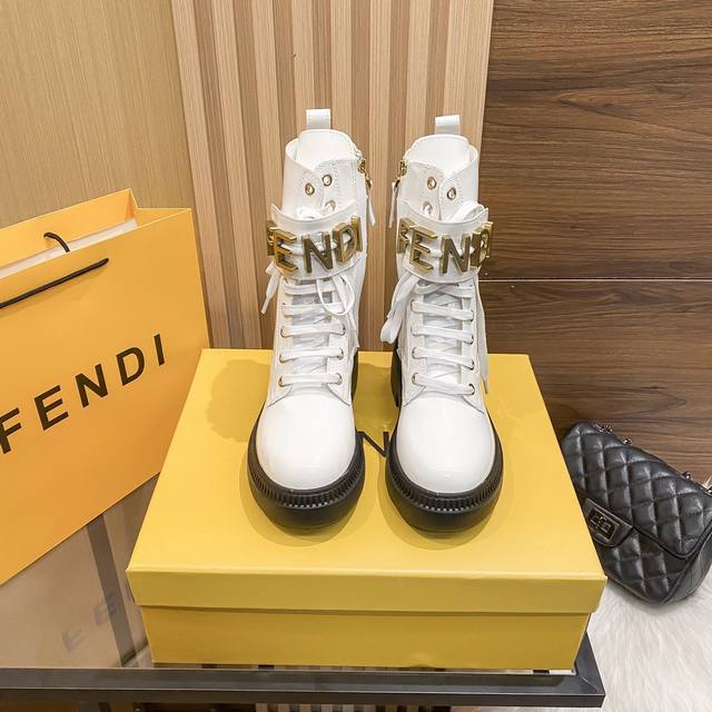 出厂： Fendi 芬迪 2024顶级专柜 官网同步 独家首发 芬迪 Graphy系列秋冬走秀款马丁靴 小红书推荐 秋冬马丁靴时尚 原版开模 代购版本 进口头层