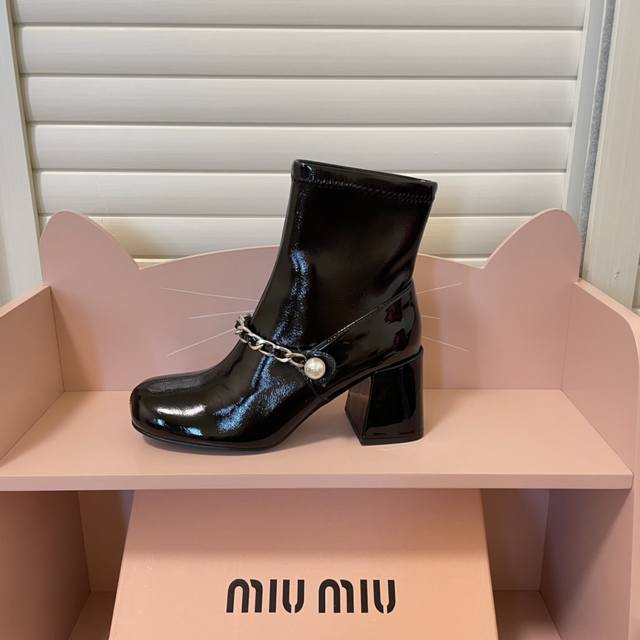 出厂： Miumiu 2024顶级专柜 秋冬新款 专柜上新 两色首发 Mm珍珠链条扣带粗跟短靴 小红书推荐 明星穿搭 原版开模 代购版本 进口皱纹漆皮 全手工珍