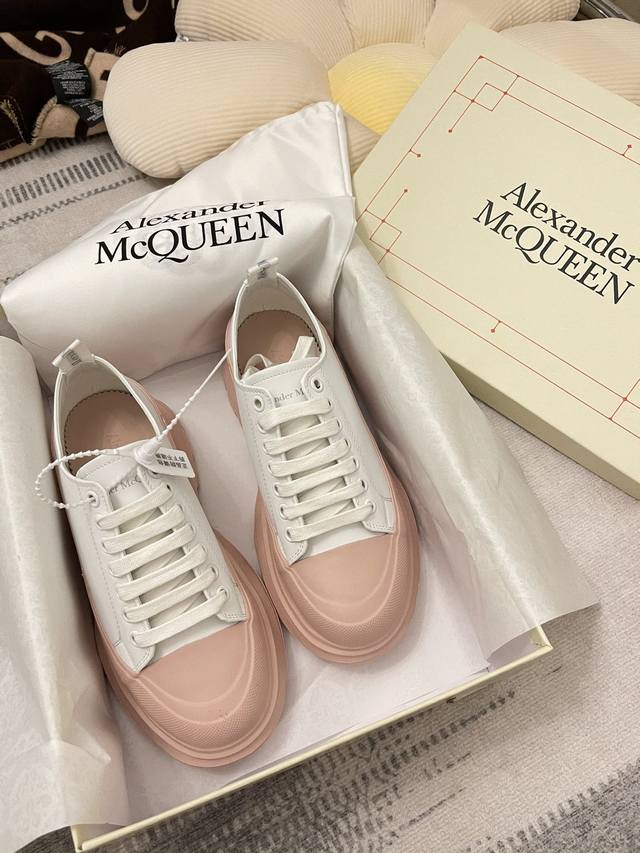 出厂： Alexander Mcqueen 亚历山大麦昆 松糕厚底粉底小白鞋 低帮老爹鞋 又酷又甜，夏天最适合的粉嫩少女系，白色部分是纯皮，比普通的帆布要更特别