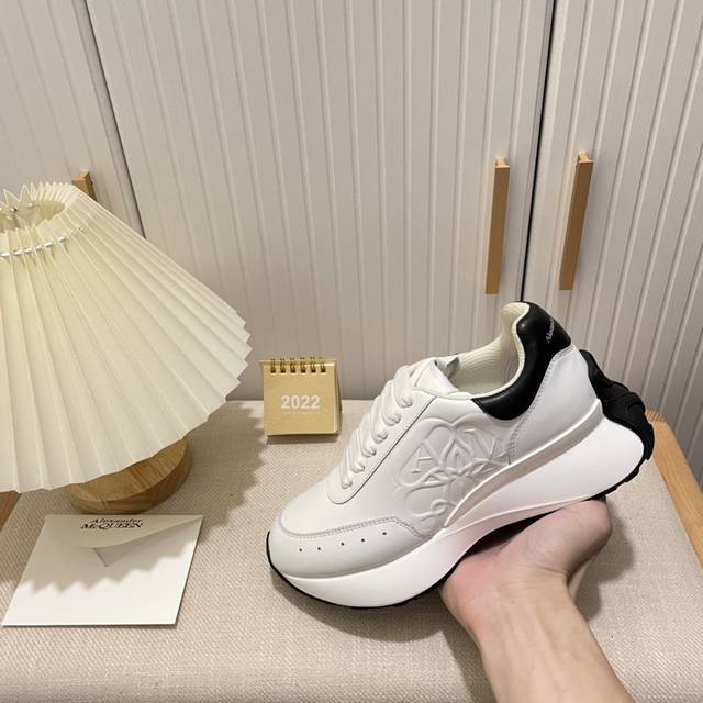 出厂： Alexander Mcqueen 亚历山大麦昆 顶级专柜 初夏新款 五色发售 麦昆运动鞋 小白鞋 明星穿搭 小红书推荐 原版开模 代购版本 进口牛皮面