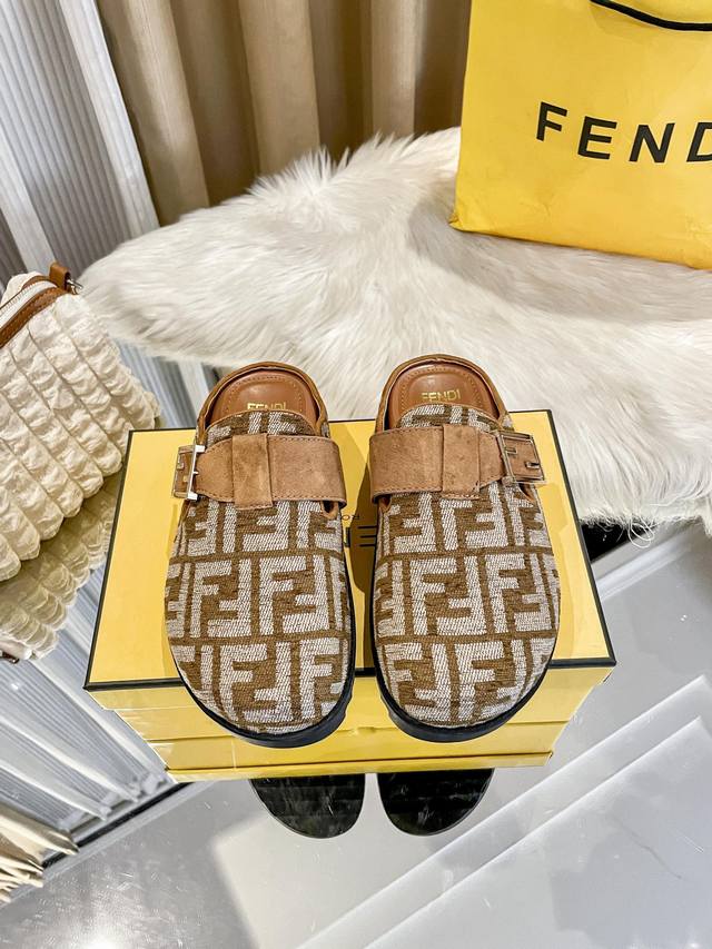 出厂： Fendi 芬迪 2025顶级专柜 早春新款 官网上新 Ff时装周新系列 芬迪 Off 包头拖 Ff拖鞋 Fendi拖鞋 Fendi鞋控 小红书热搜新款