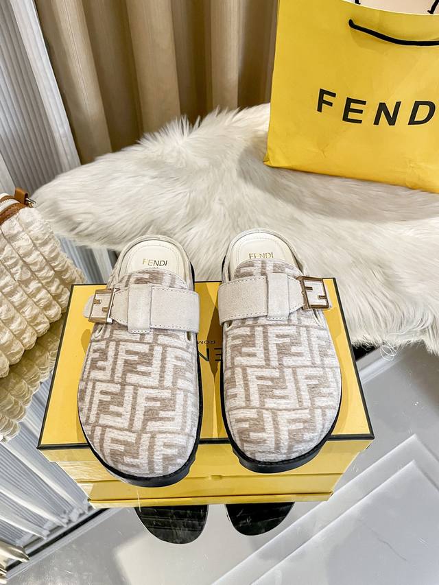 出厂： Fendi 芬迪 2025顶级专柜 早春新款 官网上新 Ff时装周新系列 芬迪 Off 包头拖 Ff拖鞋 Fendi拖鞋 Fendi鞋控 小红书热搜新款