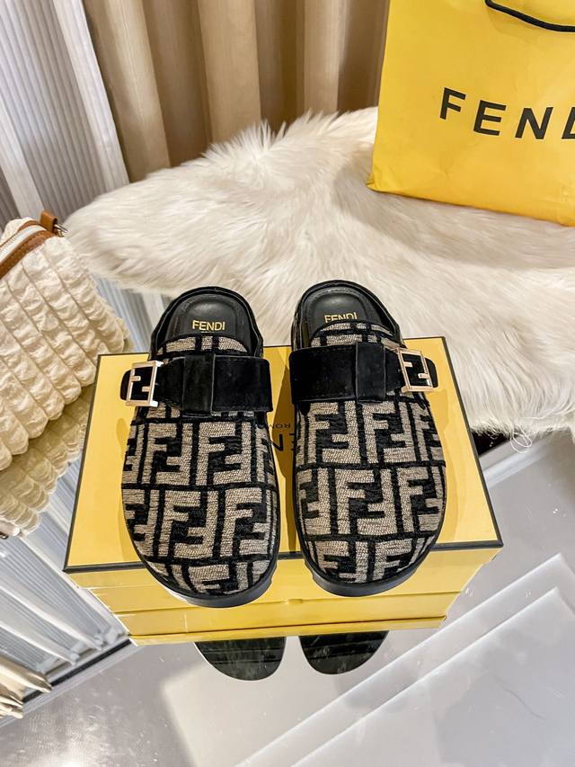 出厂： Fendi 芬迪 2025顶级专柜 早春新款 官网上新 Ff时装周新系列 芬迪 Off 包头拖 Ff拖鞋 Fendi拖鞋 Fendi鞋控 小红书热搜新款