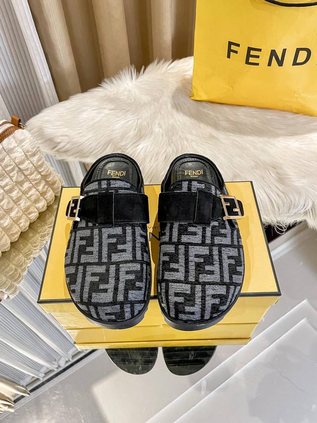 出厂： Fendi 芬迪 2025顶级专柜 早春新款 官网上新 Ff时装周新系列 芬迪 Off 包头拖 Ff拖鞋 Fendi拖鞋 Fendi鞋控 小红书热搜新款