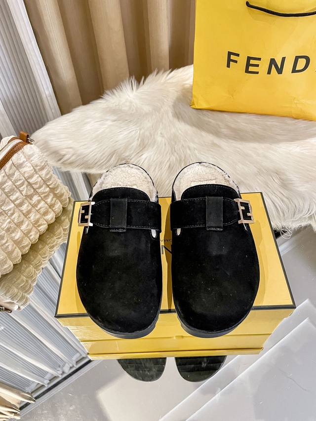 出厂： Fendi 芬迪 2025顶级专柜 早春新款 官网上新 Ff时装周新系列 芬迪 Off 包头拖 Ff拖鞋 Fendi拖鞋 Fendi鞋控 小红书热搜新款