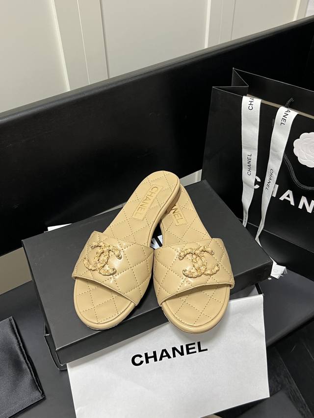 出厂： Chanel 的拖鞋真的好仙好美～ 春夏马上到了，必备的拖鞋款准备起来！ 鞋面内里羊皮，真皮大底。 Size:35-40