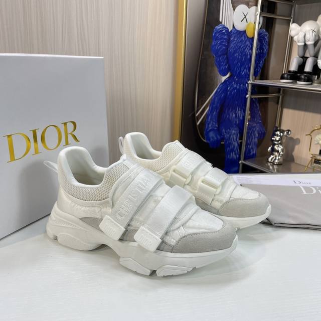 出厂： Dior 迪奥最新休闲d-Wander运动鞋 砖柜一鞋难求 Go原版拆卸完美复刻 各种模具开模 版型超级正 鞋面对原版科技面料迷彩 比皮还贵 质感超好