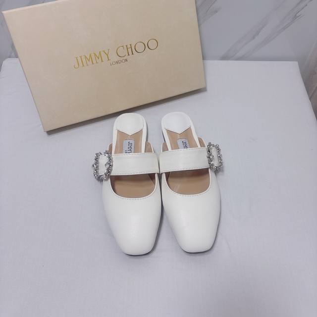 出厂： Jimmy Choo 周仰杰 Jc水钻搭扣包头半托 凉拖鞋 精美水晶钻扣绕足踝，一颗水晶自链上优美悬垂，宛如为纤足戴上优雅踝链。另有多颗精美水晶垂饰后跟