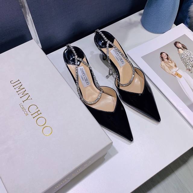 出厂： Jimmy Choo 经典款 Jc水钻链条尖头高跟凉鞋 细跟婚鞋高跟鞋 简直是美上天了，爱上优雅、爱上俏皮的未来感，光看一眼便想马上拥有，但一双精致的高