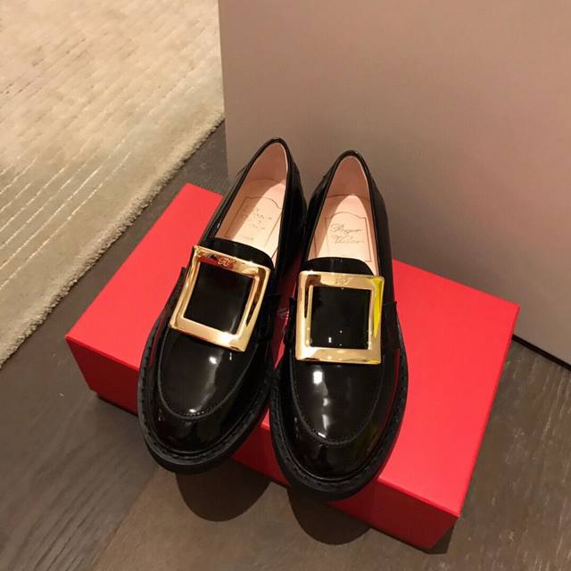 出厂： Rv Roger Vivier 方扣乐福鞋 小皮鞋 唐嫣、刘雯众多明星同款，无论秋冬都是百搭款，现在秋冬很多衣服比较深沉，穿这个搭配就会显得精神很多，单