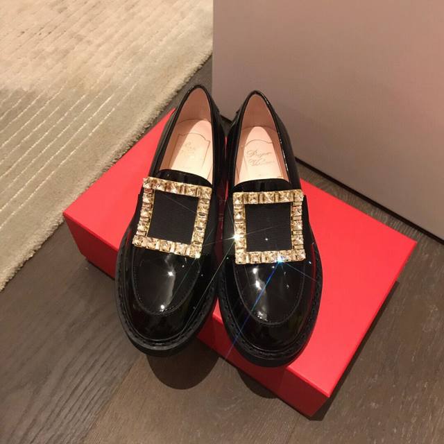 出厂： Rv Roger Vivier 钻扣乐福鞋 小皮鞋 唐嫣、刘雯众多明星同款，无论秋冬都是百搭款，现在秋冬很多衣服比较深沉，穿这个搭配就会显得精神很多，单