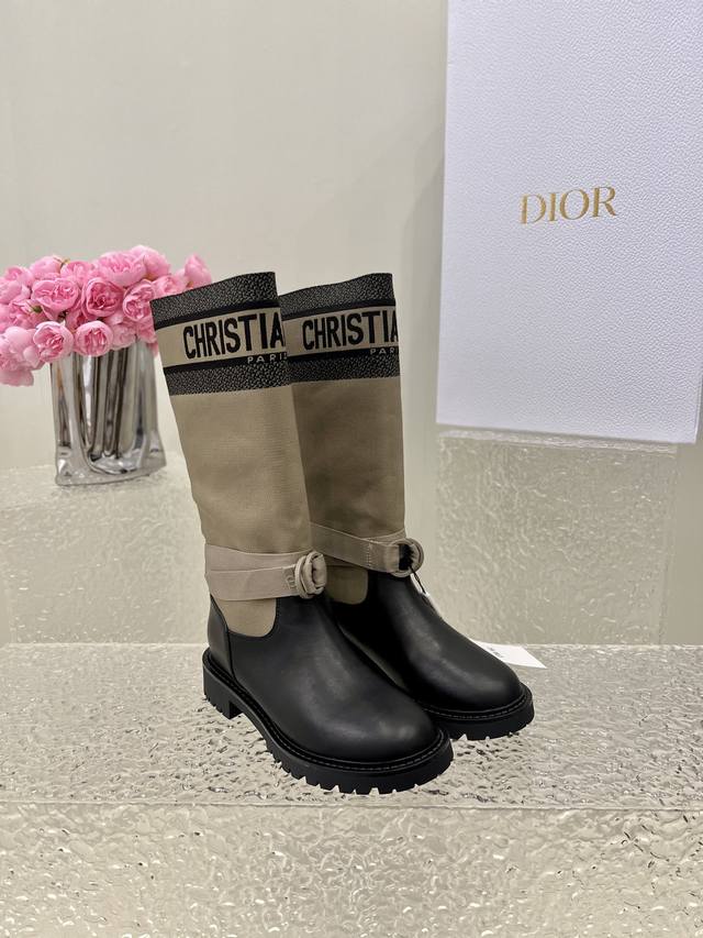 出厂： Dior 迪奥秋冬经典款 飞织弹力袜靴 一脚蹬骑士靴 中筒靴长靴 这款 D-Major 靴子优雅而富有个性。采用科技面料和黑色牛皮革精心制作，从 Boo