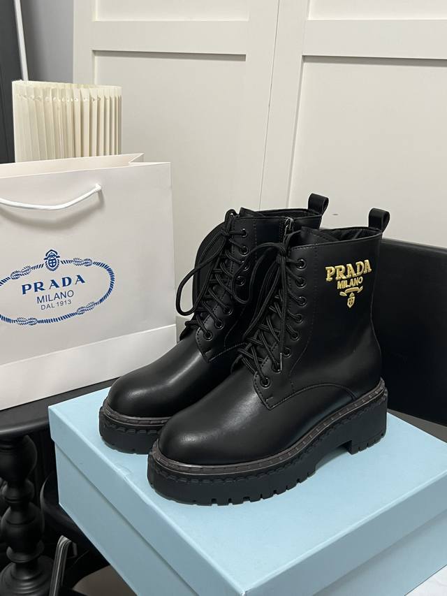 出厂： Prada 普拉达 绑带马丁靴 进口尼龙拼开边珠牛皮材质 丝绸羊皮内里 牛皮垫脚 经典的圆头靴型，帅气十足又不乏女人味进口网面材质与羊皮面细节质感拉满！