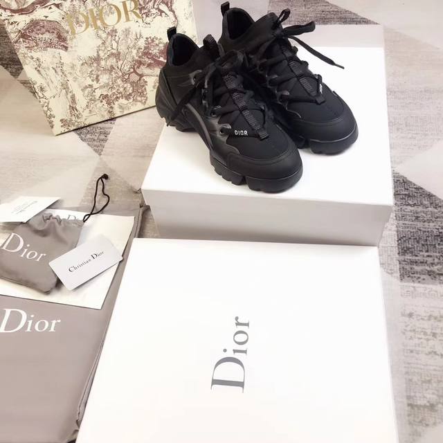 出厂： Dior 迪奥经典款老爹鞋 运动鞋 全新系列灵感由dior主设计师让礼服上的织带与优雅的巧妙结合在完美鞋型上，超级经典好看！ 码数：34-41