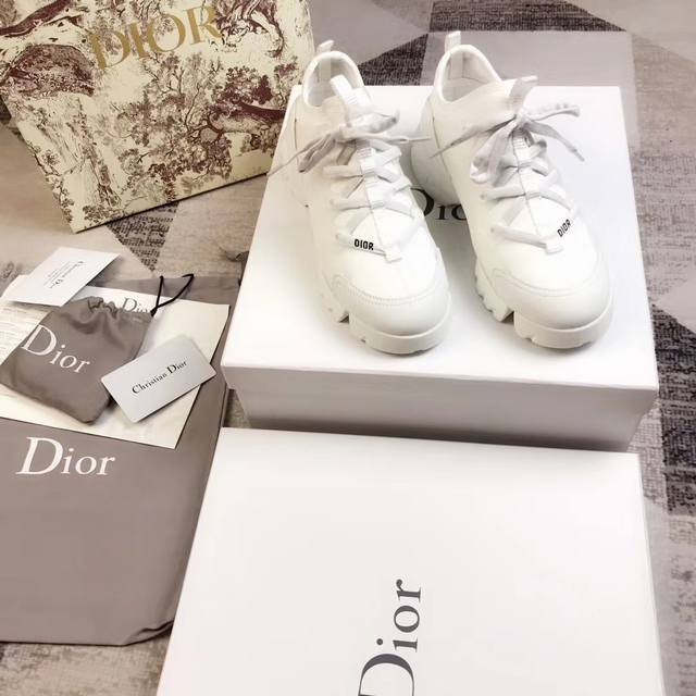 出厂： Dior 迪奥经典款老爹鞋 运动鞋 全新系列灵感由dior主设计师让礼服上的织带与优雅的巧妙结合在完美鞋型上，超级经典好看！ 码数：34-41