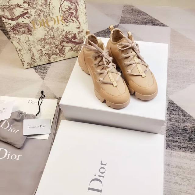 出厂： Dior 迪奥经典款老爹鞋 运动鞋 全新系列灵感由dior主设计师让礼服上的织带与优雅的巧妙结合在完美鞋型上，超级经典好看！ 码数：34-41