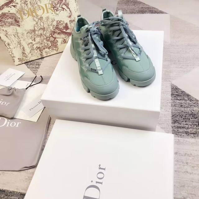 出厂： Dior 迪奥经典款老爹鞋 运动鞋 全新系列灵感由dior主设计师让礼服上的织带与优雅的巧妙结合在完美鞋型上，超级经典好看！ 码数：34-41