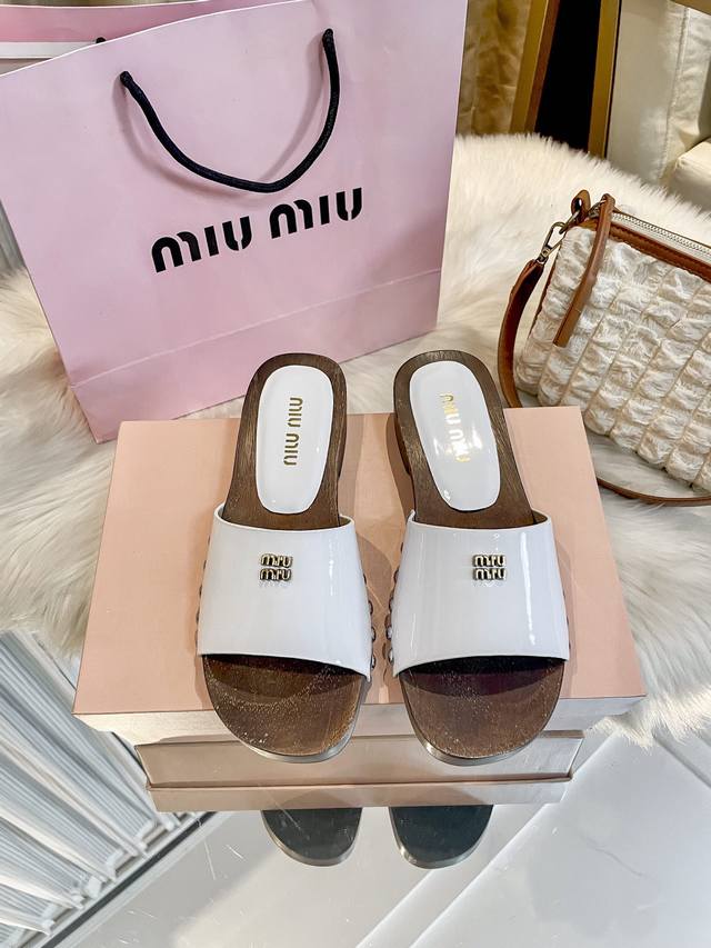 出厂： Miumiu全新升级版厚底拖鞋性感拖鞋厚底设计防滑耐磨，上脚立马增高好多好多绝对是女神们的最爱、夏季休闲必备一双在后备箱、多个版面选择、每一个都那么好看