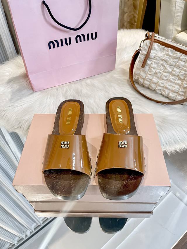 出厂： Miumiu全新升级版厚底拖鞋性感拖鞋厚底设计防滑耐磨，上脚立马增高好多好多绝对是女神们的最爱、夏季休闲必备一双在后备箱、多个版面选择、每一个都那么好看