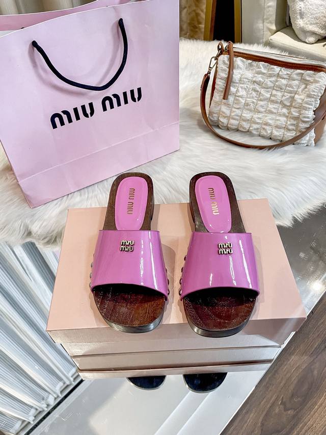 出厂： Miumiu全新升级版厚底拖鞋性感拖鞋厚底设计防滑耐磨，上脚立马增高好多好多绝对是女神们的最爱、夏季休闲必备一双在后备箱、多个版面选择、每一个都那么好看